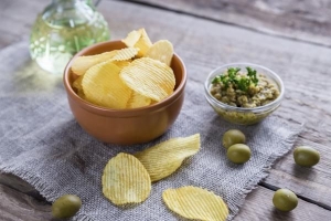 आलू के चिप्स के सर्वश्रेष्ठ घरेलू स्वस्थ विकल्प