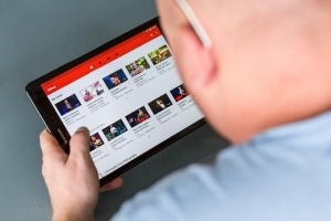 YouTube सुझाए गए वीडियो कैसे चुनता है?