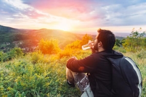 हाइकिंग के लिए मुझे कितना पानी लेना चाहिए