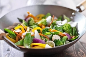 कड़ाही में स्टिर फ्राई सब्जियां कैसे पकाएं