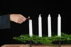 कैसे एक मोमबत्ती बनाने के लिए - 2 आसान DIY ट्यूटोरियल