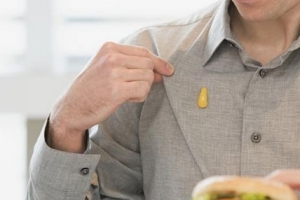 कपड़ों से तेल के दाग कैसे हटाएं