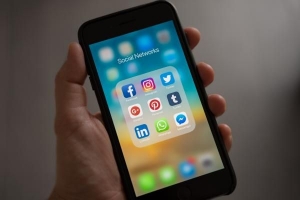 IPhone और Android पर फेसबुक मैसेंजर को कैसे अनइंस्टॉल करें