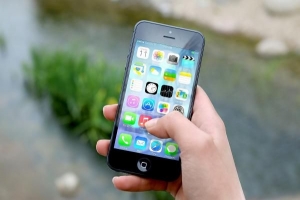 संगीत का उपयोग कैसे करें.iPhone या Android पर ly