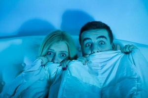 एक नींद पार्टी में दोस्तों के साथ खेलने के लिए डरावने खेल