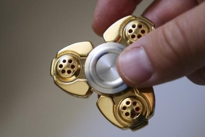 Fidget Spinners किसके लिए हैं - वह सब कुछ जो आपको जानना आवश्यक है