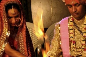 एक हिंदू दूल्हा अपनी शादी में क्या पहनता है?